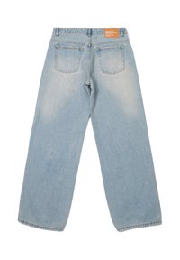 Ljusblå denimjeans med rak bendesign, fem fickor och en läderlogotyp på baksidan av midjan. Fadad struktur på hela plagget.