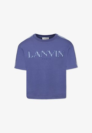 Lilla bomulds t-shirt med et blåt og hvidt zigzag-mønster på ærmerne, med "LANVIN PARIS" logo i kontrastfyldte blå bogstaver på fronten.