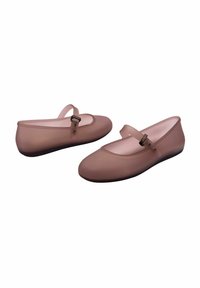 Zapatos de ballet planos, mate y marrones, con punta redondeada, tirante con hebilla y una textura suave, diseñados para la comodidad y facilidad de uso.