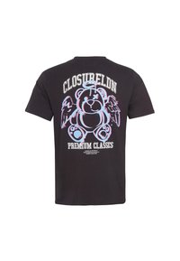 Czarny bawełniany t-shirt z kolorową grafiką anielskiego misia z skrzydłami, obrysowanego na niebiesko i różowo, z napisem "CLOSUBELDN PREMIUM CLASSICS".
