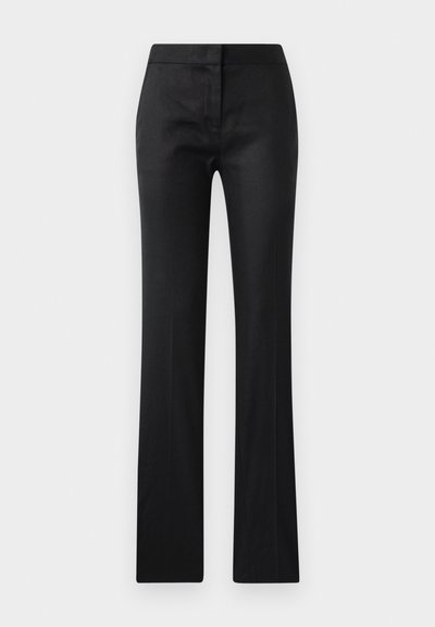 Pantalons noirs ajustés avec une texture lisse, une finition légèrement brillante et une coupe droite. Pas de matériel ou de motifs visibles.