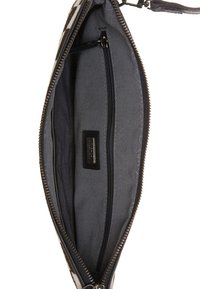 Svart dragkedjesfodral med slät yta, fodrad insida och innerväskfack med dragkedja. Har en präglad varumärkesetikett på insidan.