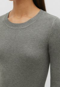 Szary sweter w prążki z okrągłym dekoltem, z teksturowanym wzorem dzianiny i dopasowanymi rękawami, nadający całości zorganizowany wygląd.