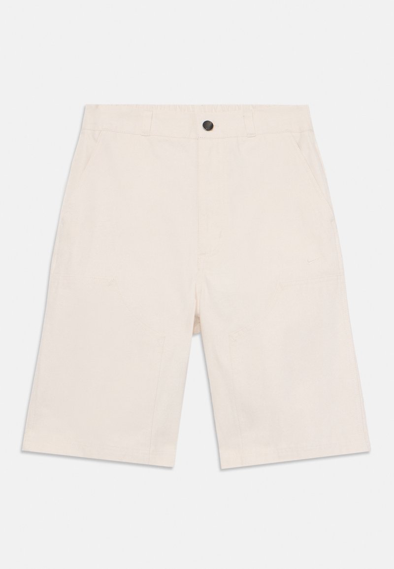 Kohleniai smėlio spalvos šortai su elastine juosta, metaliniu mygtuko užsegimu ir priekinėmis kišenėmis. Papuošti siuvinėtais akcentais ir pasižymi laisvu kirpimu.