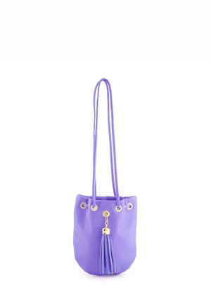 Lila Leder-Eimer Tasche mit strukturierter Oberfläche, goldfarbener Hardware, Kordelzugverschluss und einem dekorativen Quastenakzent.