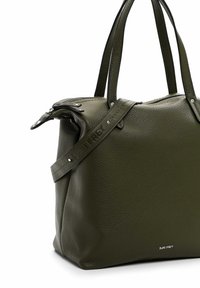 Sac à main en cuir vert olive avec un design structuré, fermeture éclair supérieure, deux poignées et une bandoulière réglable avec accent logo et détails en clous.