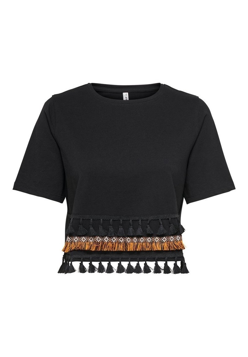 Camiseta negra de manga corta con un borde de borlas negras y naranjas en el dobladillo, con acentos decorativos de cuentas a lo largo del fleco.