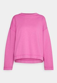 Jersey rosa de manga larga con un ajuste relajado, escote redondeado y diseño ligeramente cropped. Textura suave con detalles de costuras visibles.