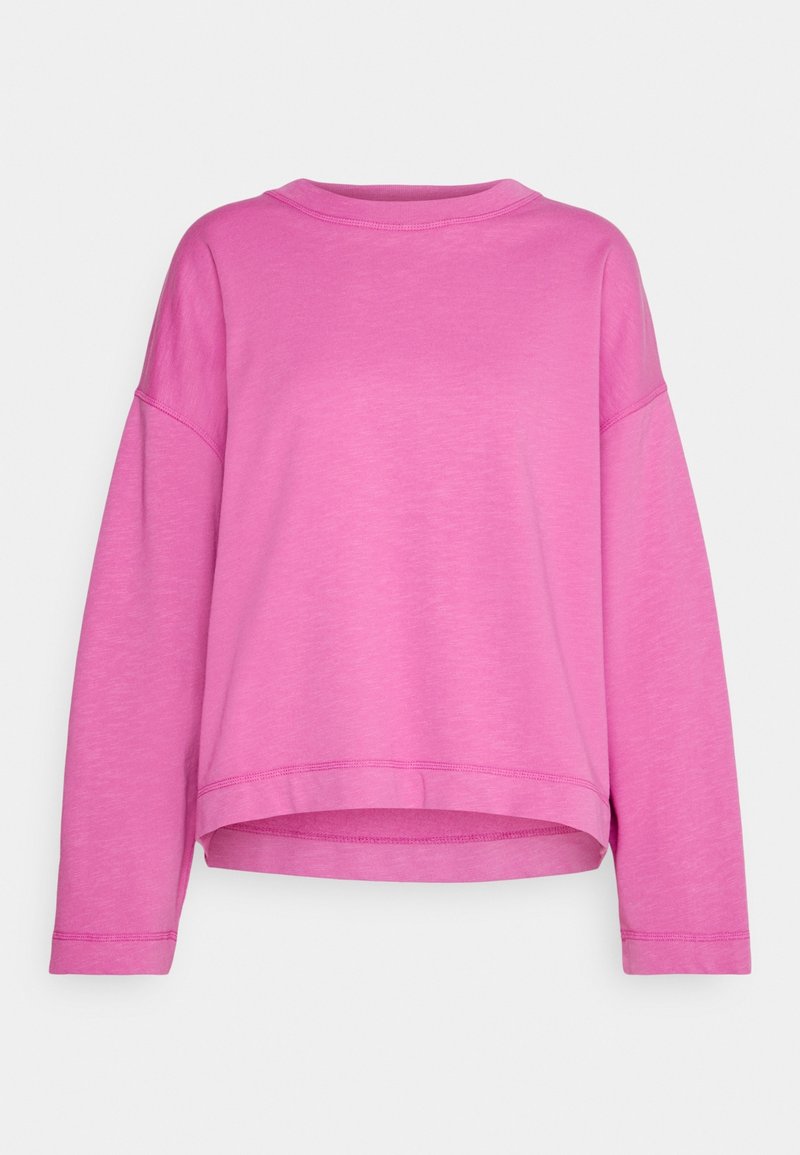 Jersey rosa de manga larga con un ajuste relajado, escote redondeado y diseño ligeramente cropped. Textura suave con detalles de costuras visibles.