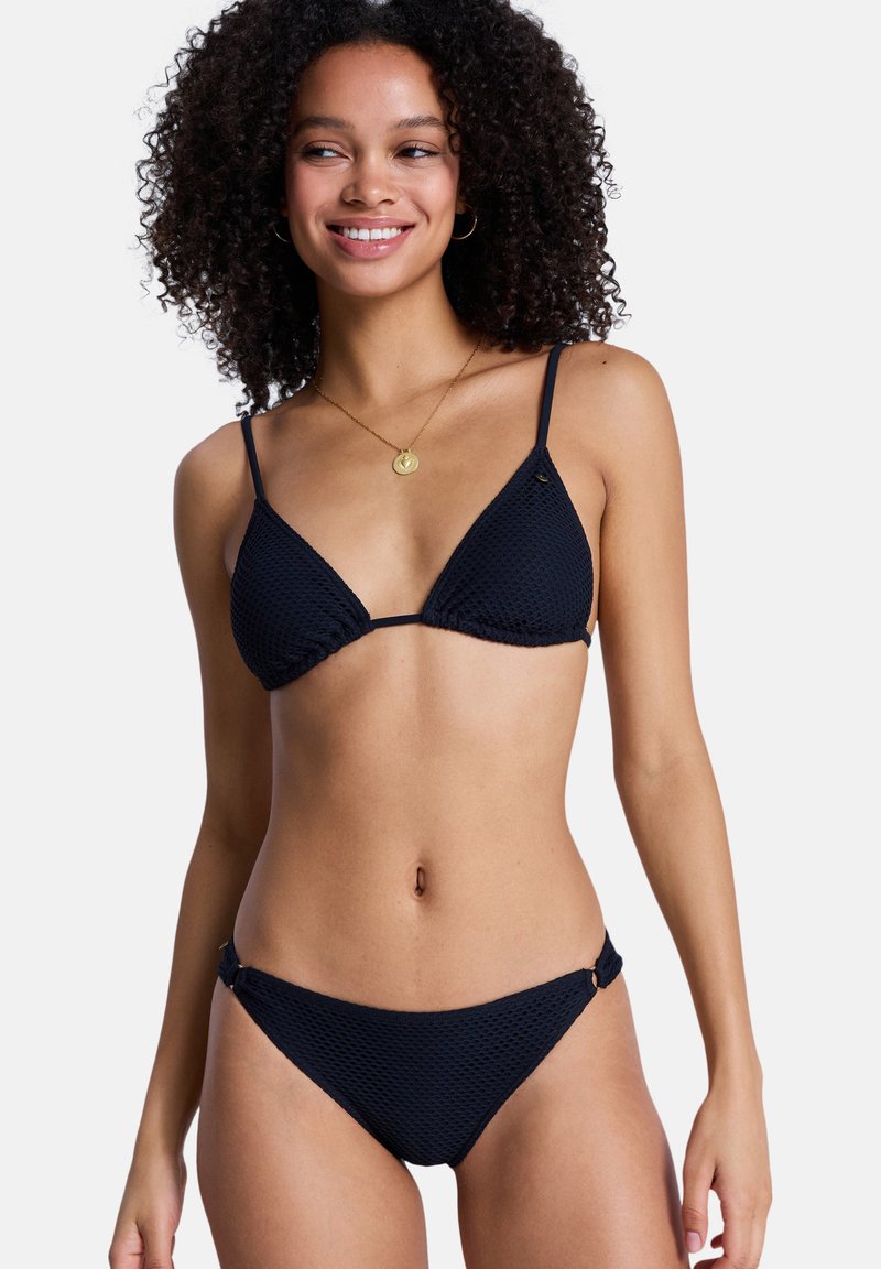 Mørkeblå bikini sæt lavet af tekstureret stof; trekantet top med tynde stropper og justerbare bindebånd i siderne på bunden, med en lille metaldekoration.