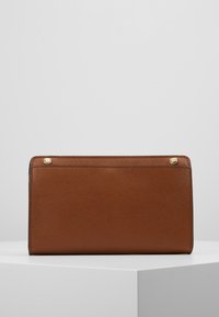 Braune Lederbrieftasche mit strukturierter Oberfläche, rechteckiger Form, zwei goldfarbenen Akzenten und sorgfältigen Nähten.