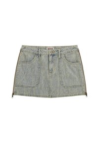 Jasnoniebieska denimowa spódniczka mini z wytrawioną teksturą, pięcioma kieszeniami i zamkiem błyskawicznym z boku. Logo marki widoczne na pasie.