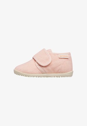 Morbida scarpa rosa per bambino con cinturino in Velcro, tessuto strutturato e suola flessibile beige con etichetta "Naturino" sul lato.