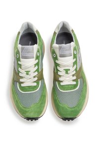 Gröna mocka- och mesh-sneakers med en tan-färgad sula. Utrustad med vita snören, logotypmärke på tungan och en jämn, strukturerad design.