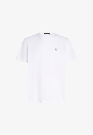 Biała koszulka z krótkim rękawem z małym czarnym logo na lewej piersi, przedstawiona na neutralnym tle.