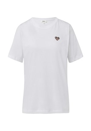 Weißes Baumwoll-T-Shirt mit kurzen Ärmeln und rundem Halsausschnitt, ausgestattet mit einer kleinen mehrfarbigen Herzstickerei auf der linken Brust.