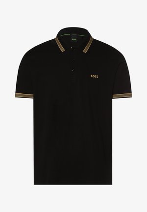 Polo noir à manches courtes avec bordures dorées sur le col et les manches, trois boutons, et logo "BOSS" doré sur la poitrine gauche.