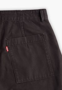 Zwarte katoen broek met een grote achterzak en een klein rood Levi's logo label. Gladde textuur met een klassiek design.