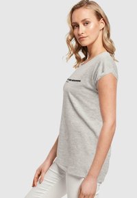 Merchcode FRAUEN HOPE EXTENDED SHOULDER  - Triko s potiskem - heather grey