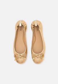 Ballet flat oro realizzato in materiale liscio, con punta rotonda, decorazione a fiocco annodato e bordatura elastica arricciata lungo l'apertura.