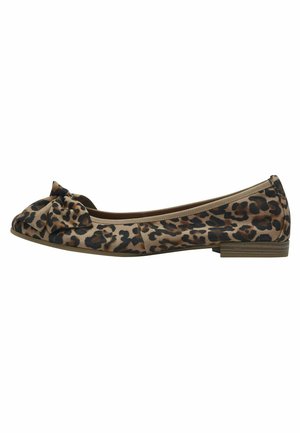 Zapato plano de estampado de leopardo con puntera redondeada y un lazo decorativo en la parte delantera. Fabricado con tejido texturizado y con un tacón bajo y liso de color marrón.