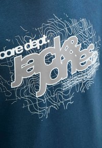 Felpa blu navy con testo grafico bianco e motivi a linee. Il design include dettagli del marchio "core dept." e "jack&jones".