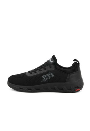 Zapatilla deportiva negra con parte superior de malla, suela de goma y collar acolchado. Presenta acentos de superposición y un logotipo en el lateral. Superficie texturizada.