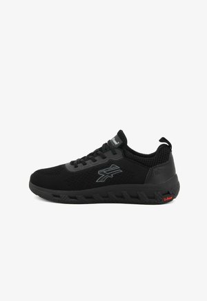 Scarpa sportiva nera con tomaia in rete, suola in gomma e collo imbottito. Presenta accenti a strati e logo laterale. Superficie testurizzata.