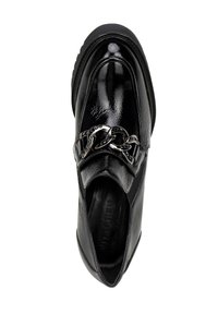 Černá kožená bota s lesklým povrchem, se širokým páskem zdobeným kovovým řetízkem a strukturovanou podrážkou.
