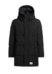 Svart puffjacka med huva, med en slät yta, horisontellt kviltad design, framknäppning med tryckknappar och en ficka med dragkedja på vänster arm.