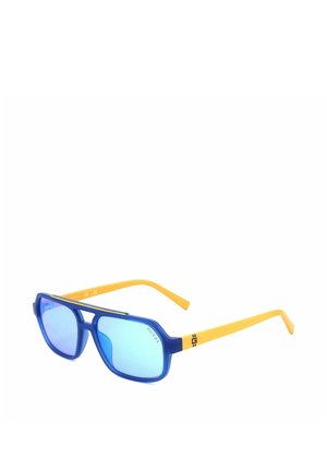 Occhiali da sole con lenti rettangolari specchiate blu e montature blu, aste gialle con marchiatura nera "E3" e "GUESS".