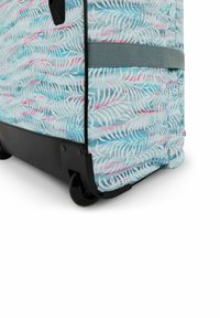 Wielkoffer in blauw en roze met een tropisch bladpatroon, hoek met een zwarte beschermende basis en een grijze zijriem op een witte achtergrond.