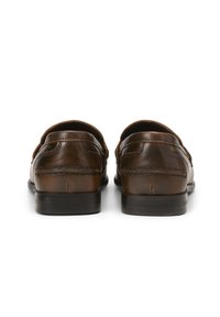 Bruine leren schoenen met een lage hak, een gladde textuur en stiksels op de bovenkant. De achterkant toont een schoon, klassiek ontwerp.