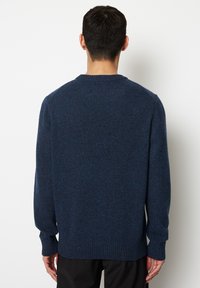 Dunkelblaues Strickpullover mit strukturiertem Finish, gerippten Bündchen und Saum. Verfügt über einen Rundhalsausschnitt und ein lässiges Schnittdesign.