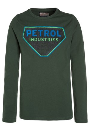 Chemise à manches longues vert foncé avec un logo "PETROL INDUSTRIES" bleu et vert à l'intérieur d'une forme de bouclier noir sur la poitrine.