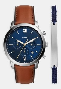 Braunes Lederarmbanduhr mit einem blauen Zifferblatt, silbernen Akzenten, drei Teilzifferblättern und Datumsanzeige. Inklusive eines marineblauen geflochtenen Armbands.