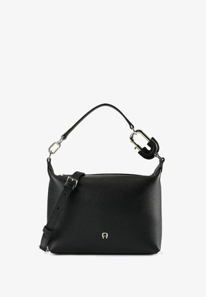 Schwarze Lederhandtasche mit strukturierter Oberfläche, ausgestattet mit einem abnehmbaren Riemen, silberner Hardware und Reißverschluss. Minimalistisches Design.