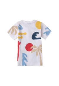 Camiseta blanca de manga corta con diseños abstractos coloridos, que incluyen olas, un sol y una palmera en azul, rojo, amarillo y beige.