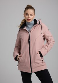 Roze gevoerde jas met een zwarte kraag, ritsslot aan de voorkant en zakken. Heeft een capuchon en verstelbare trekkoorden voor een veilige pasvorm.