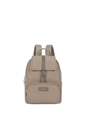 Sac à dos beige Lancaster Paris avec poche zippée à l'avant, rabat à fermeture boucle et bretelles rembourrées.