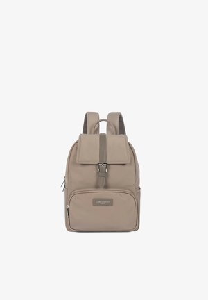 Sac à dos beige Lancaster Paris avec poche zippée à l'avant, rabat à fermeture boucle et bretelles rembourrées.