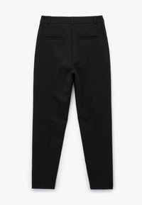 Sorte bukser lavet af glat stof, med en tapered pasform, b�æltestropper og to baglommer. Renset design uden yderligere mønstre.
