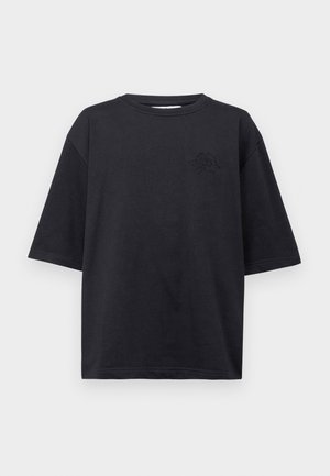 Czarny bawełniany t-shirt z krótkim rękawem, okrągłym dekoltem i subtelnym tłoczonym wzorem na lewej piersi. Gładka faktura i luźny krój.