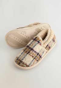Chaussons beiges à motif losanges multicolores, fabriqués en tissu texturé doux. Design à enfiler avec une cheville rembourrée et une semelle en caoutchouc.