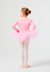 Rosa Langarm-Body mit einem geschichteten Tüll-Rock und passendem rosa Trikot. Weiße Strumpfhosen und weiche rosa Ballettschuhe runden das Outfit ab.