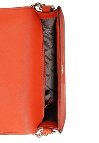 Červená kožená kabelka s hladkou texturou, zlatými kovovými doplňky a prostorným interiérem podšitým tmavým materiálem s logem.