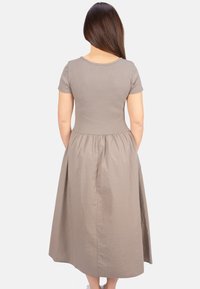 Graues Baumwollkleid mit tailliertem Oberteil, kurzen Ärmeln und einem ausgestellt geschnittenen, knielangen Rock. Glatte Textur mit elastischem Taillenbund.