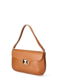 Borsa a tracolla in pelle tan con una singola tracolla regolabile, caratterizzata da una chiusura triangolare dorata a contrasto e un design minimalista.