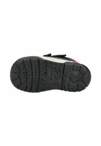 Suela de zapato de goma negra con patrones texturizados, presenta un logo de Geox. Incluye agujeros de ventilación y ranuras para tracción.