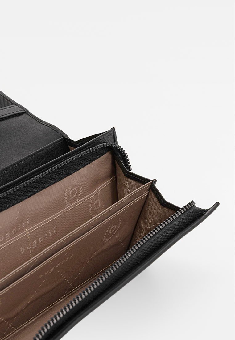 Portafoglio in pelle nera con chiusura a zip, dotato di numerose fessure per carte e un interno foderato in beige con dettagli in rilievo del marchio.